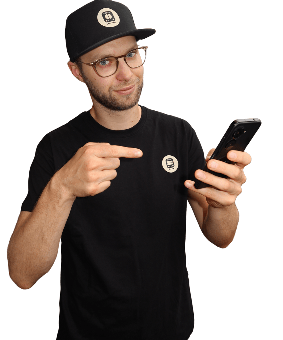 Ben ukazuje na telefon s duelgo chatem