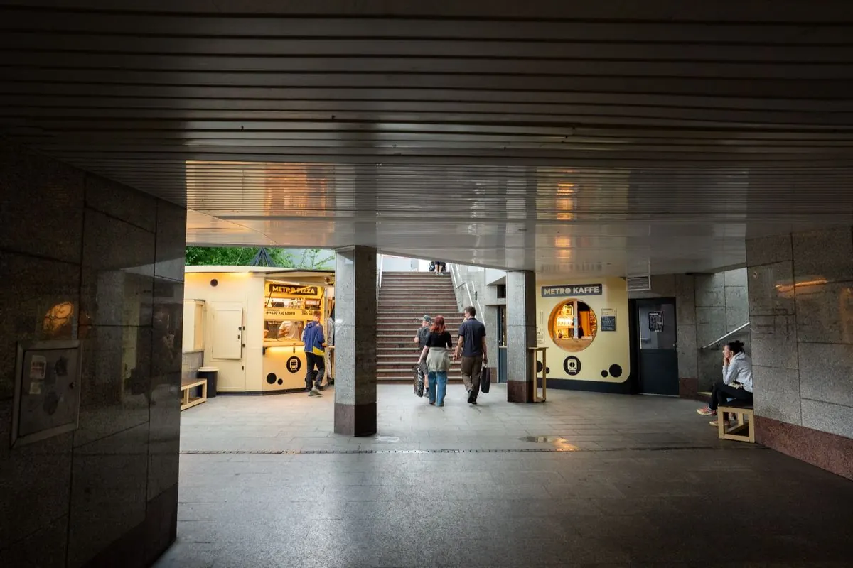 Náš podchod v Těšíně s budkou Metro